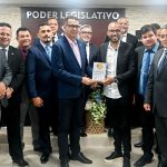 Prefeitura de Várzea Nova entrega um veículo 0KM para a Secretaria de Assistência Social